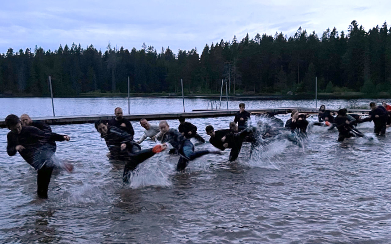 Medlemmar tränar utomhus i naturen på träningsläger